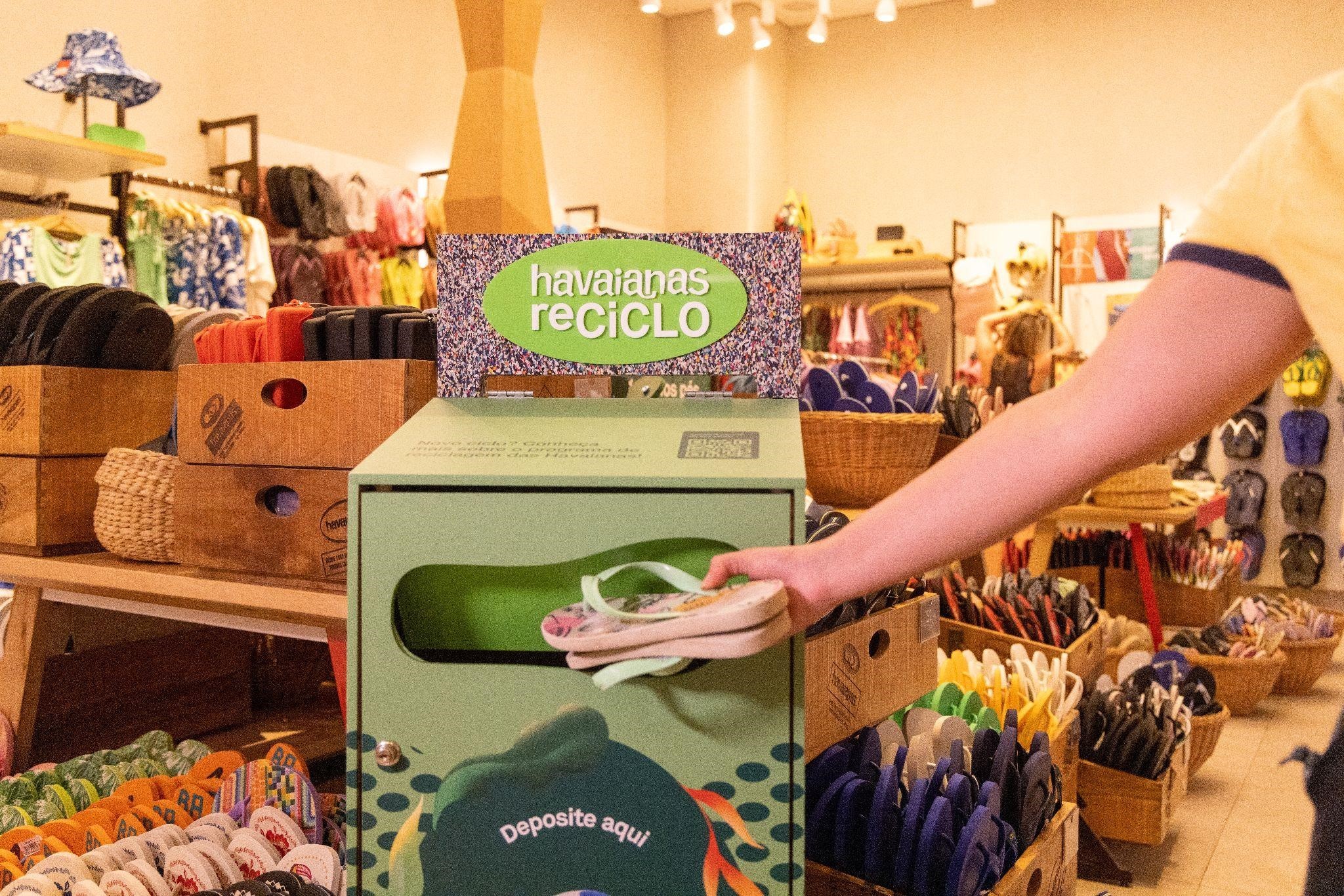 Programa de logística reversa da Havaianas aproveita chinelos usados em pisos  e pneu