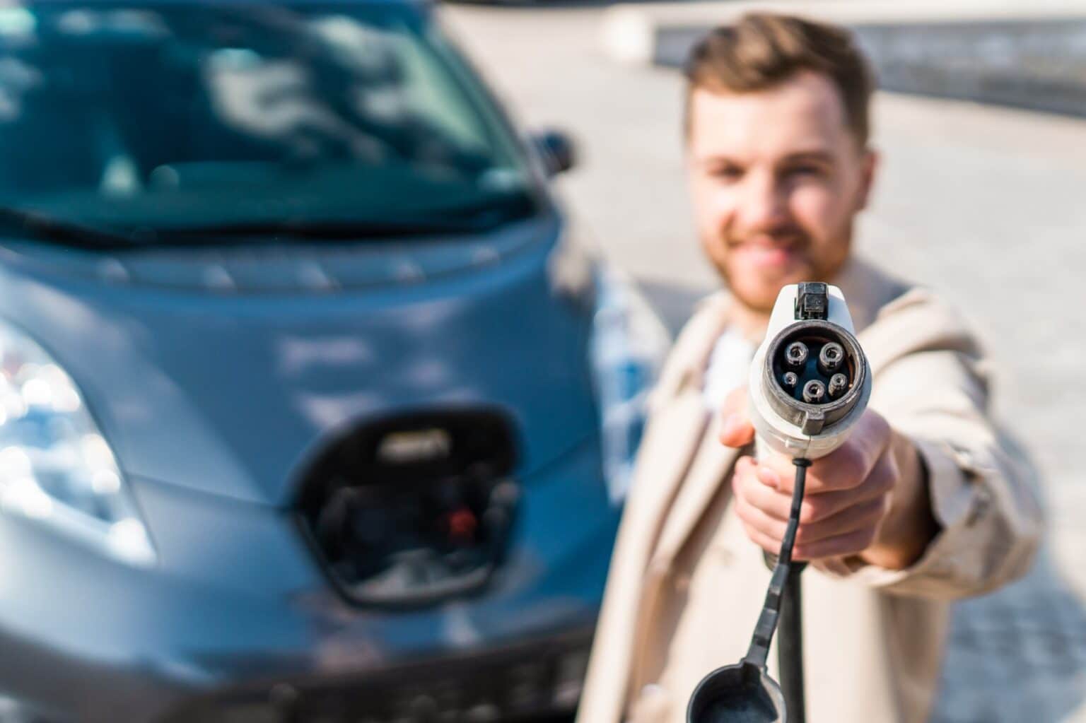 Mais eletropostos são a chave para vencer o desafio de acompanhar o crescimento dos carros elétricos no Brasil
