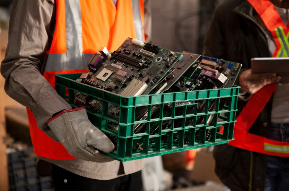 Dia Mundial da Reciclagem: para 49% dos brasileiros, lixo eletrônico é o que mais gera dúvidas quanto ao descarte, mostra pesquisa